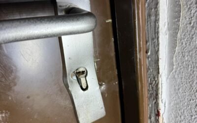 Mise en sécurité d’une porte blindée à Nîmes après une ouverture d’urgence par les pompiers