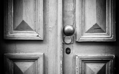 Porte claquée sans clé : que faire avant d’appeler un serrurier ?